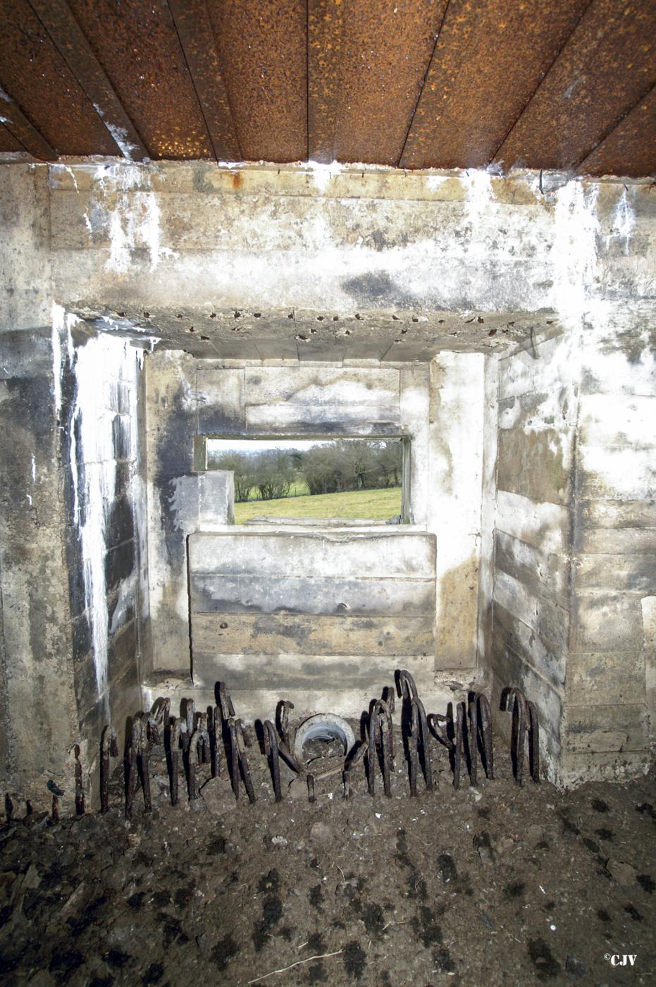 Ligne Maginot - A108 - BEAUX SARTS - (Blockhaus pour canon) - le créneau pour le canon. Il manque le plaque de blindage