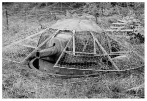 Ligne Maginot - Tourelle démontable par éléments mle 35-37 - Une tourelle en place dans sa cuve bétonnée. La crinoline support de camouflage et le boyau arrière partiellement recouvert de rondins pour le camouflage font de cette photo un élément interessant