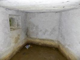 Ligne Maginot - 300 - CANAL DES ARDENNES - (Blockhaus pour arme infanterie) - L’Étage inférieur, face frontale avec créneau FM et face droite