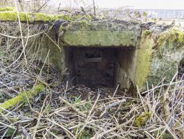 Ligne Maginot - 14 - PRE AUX PIERRES NORD - (Blockhaus pour arme infanterie) - Puits vertical avec créneau vers le pont