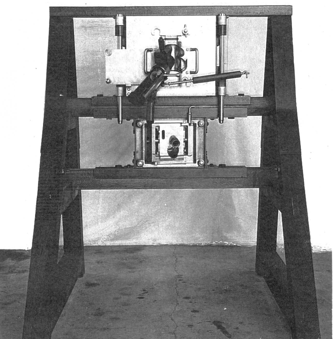 Ligne Maginot - Mortier de 50 - Support de porte et de cloche type A - Montage des prototypes de supports de porte (haut) et de cloche type A (bas) lors des essais réalisés