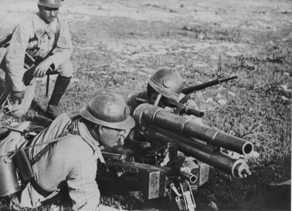 Ligne Maginot - Canon de 37 mle 1916 TR - Le canon et ses servants. 
Le tireur est à la  gauche de la pièce, le chargeur à la droite.
Le chef de pièce est en arrière