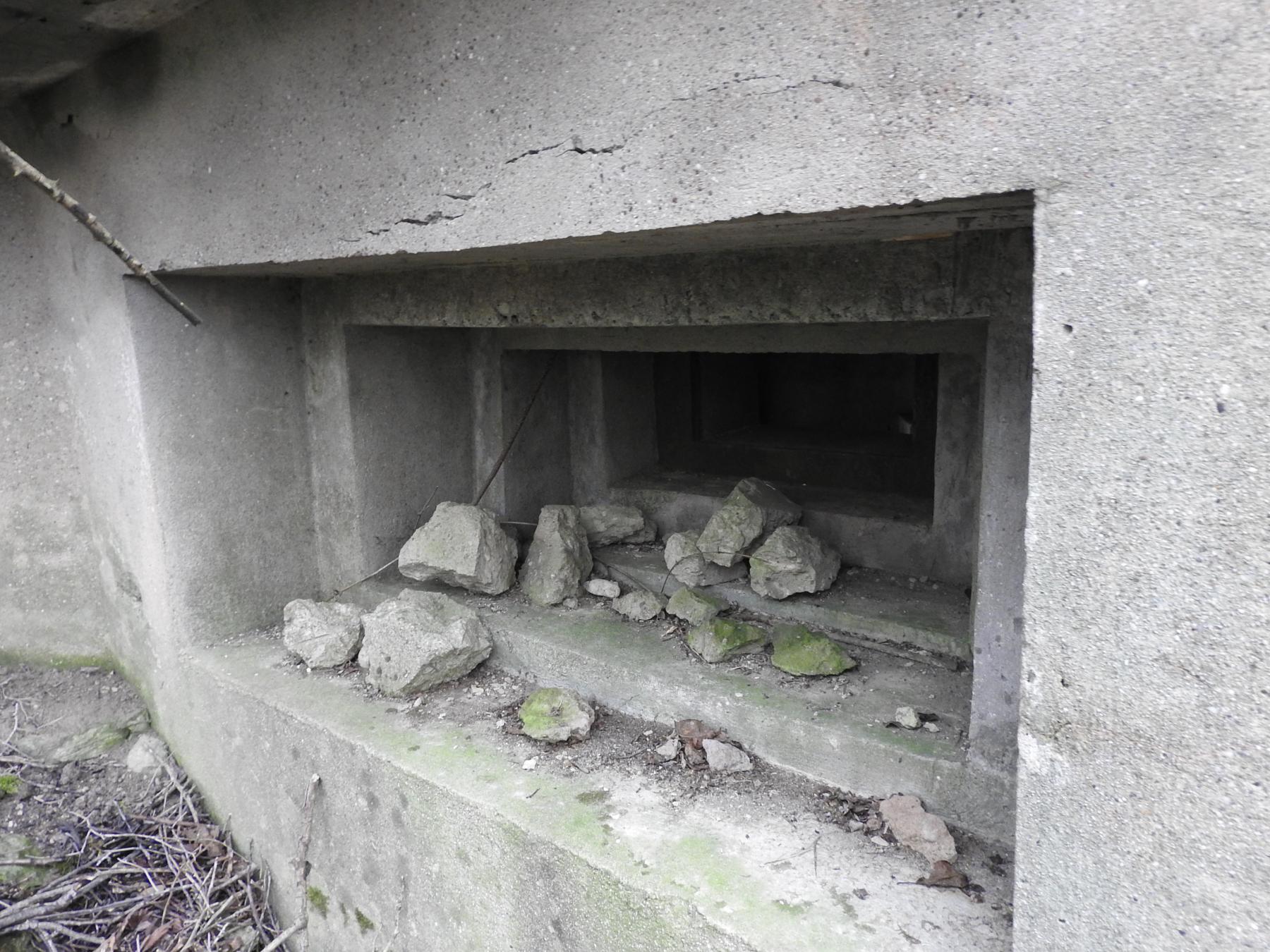 Ligne Maginot - WOLFSREDGEN EST - (Blockhaus pour canon) - Le créneaux de flanquement pour mitrailleuse.