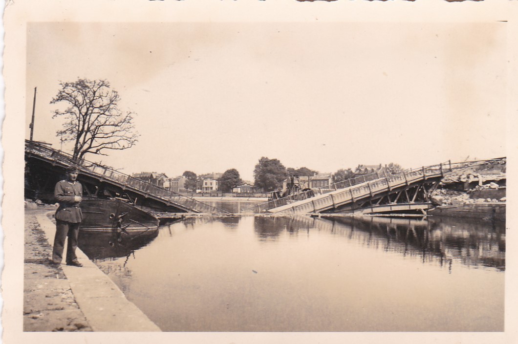 Ligne Maginot - 24BISLM - (DMP - Dispositif de Mine Permanent) - Remarquez la péniche partiellement submergée dans le canal.