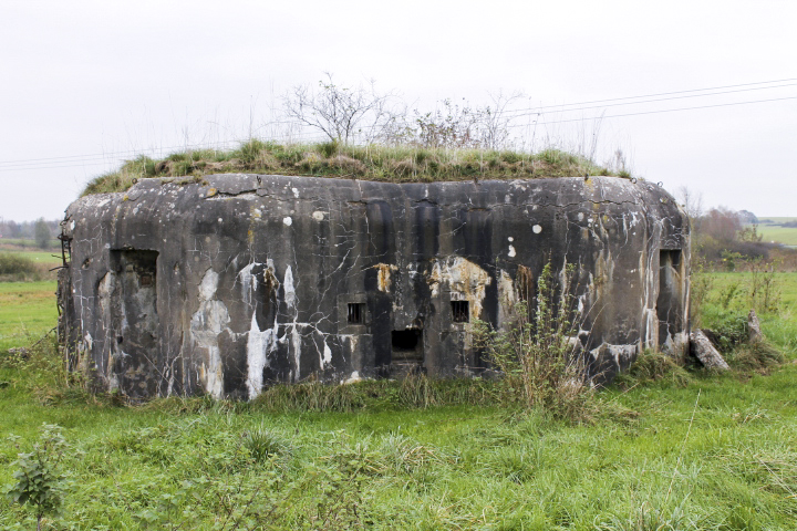 Ligne Maginot - CONFLUENT 3 - (Blockhaus pour arme infanterie) - Façade arrière
Les deux entrées, les aérations et le créneau de défense rapprochée.