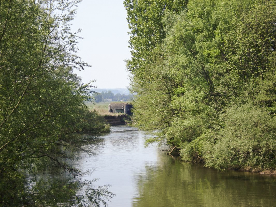 Ligne Maginot - A90 - BREVILLY A - (Blockhaus lourd type STG / STG-FCR - Simple) - Vue prise depuis  le pont voisin