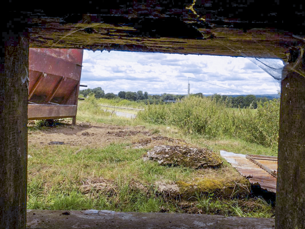 Ligne Maginot - 107 - LONGUES ORGIERES - (Blockhaus lourd type STG / STG-FCR - Double) - Vue du créneau Hotchkiss, face gauche vers le nord-ouest. On voit le pont du chemin de fer et B14.