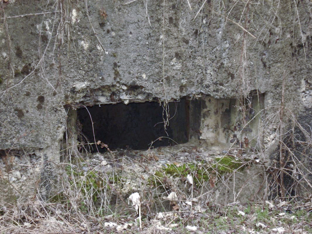 Ligne Maginot - 211 - FAUBOURG DE CASSINE - (Blockhaus pour canon) - Créneau pour le canon antichar