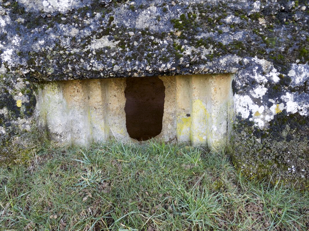 Ligne Maginot - R3 - RESERVOIR DU PAQUIS EST - (Blockhaus pour arme infanterie) - Créneau frontale. (...créneau agrandi par les défenseurs?...)