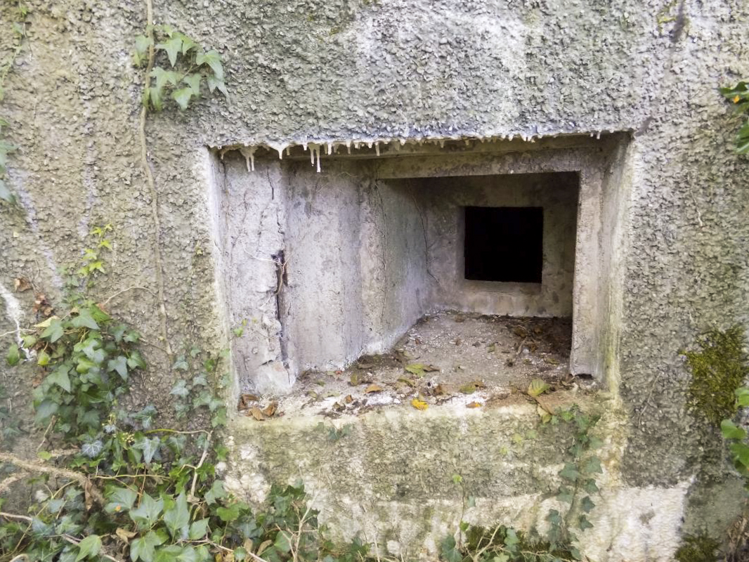 Ligne Maginot - 300 - CANAL DES ARDENNES - (Blockhaus pour arme infanterie) - Face frontale, créneau FM. (Noter que ça tire 45° à droite).
