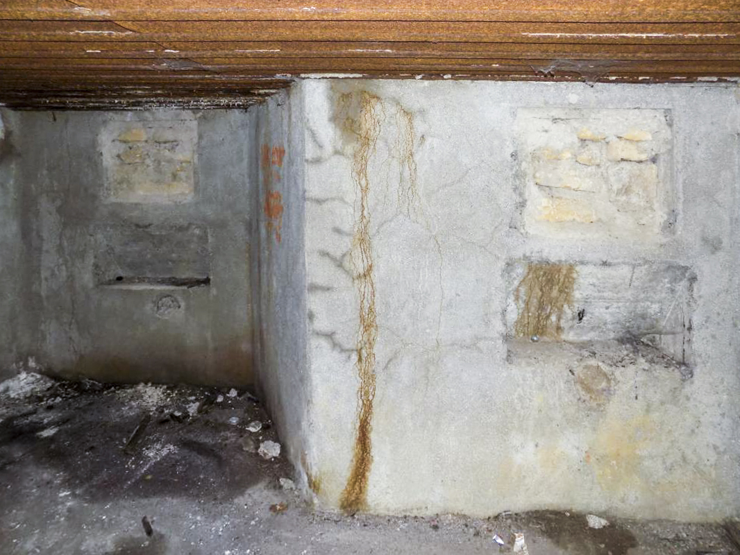 Ligne Maginot - 300 - CANAL DES ARDENNES - (Blockhaus pour arme infanterie) - Face droite, les deux créneaux Hotchkiss