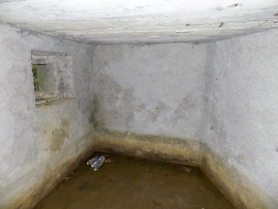 Ligne Maginot - 300 - CANAL DES ARDENNES - (Blockhaus pour arme infanterie) - L’Étage inférieur, face frontale avec créneau FM et face droite