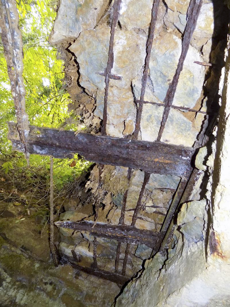 Ligne Maginot - 30A - COTE SAINT MARTIN - (Blockhaus pour canon) - Ce qui reste du structure pour supporter le toit de l'extérieur