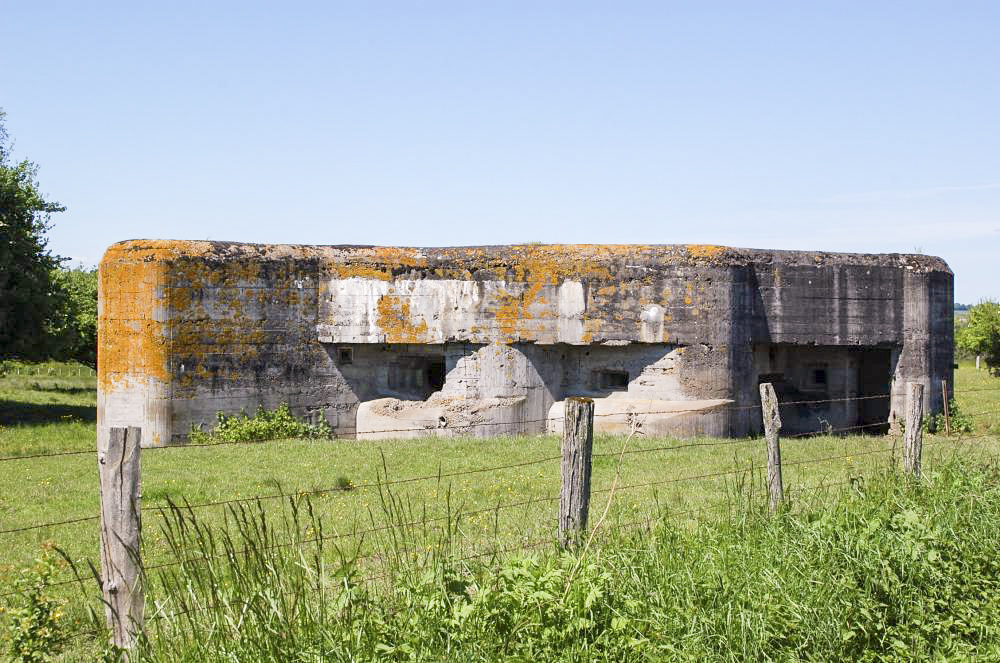 Ligne Maginot - CEZF-40 - FORET DE MANGIENNES - (Casemate d'infanterie) - L'ouvrage est situé en bordure de la D66 qui va de Mangiennes (Meuse) à Romagne sous les Cotes. L'ouvrage inachevé sert aujourd'hui de hangar pour des bovins...