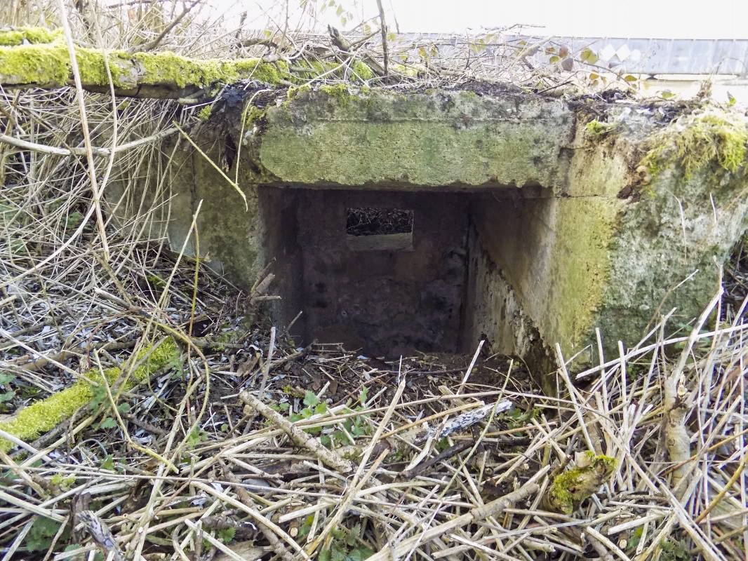 Ligne Maginot - 14 - PRE AUX PIERRES NORD - (Blockhaus pour arme infanterie) - Puits vertical avec créneau vers le pont