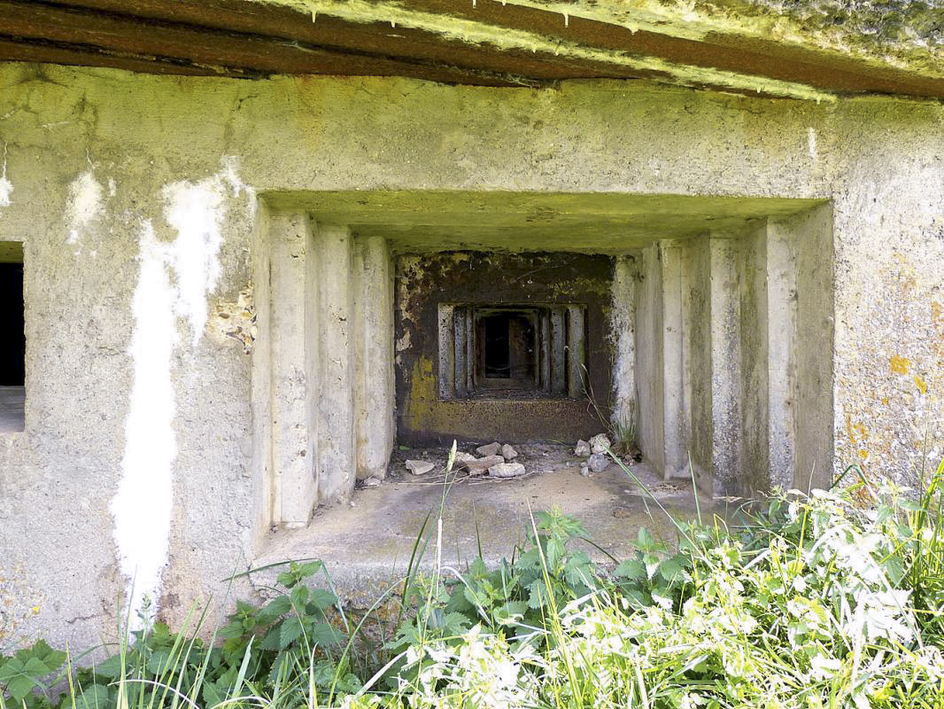 Ligne Maginot - 101 - PAQUIS DES CAILLES - (Blockhaus lourd type STG / STG-FCR - Double) - L'un des créneaux pour mitrailleuse muni de sa trémie