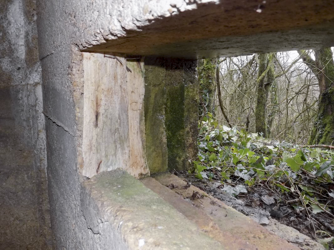 Ligne Maginot - E - CÔTE DU RÛ SUD - (Blockhaus pour arme infanterie) - Vue rapprochée interne du créneau frontal avec les restes de coffrage en  bois et des ajouts horizontaux en béton.