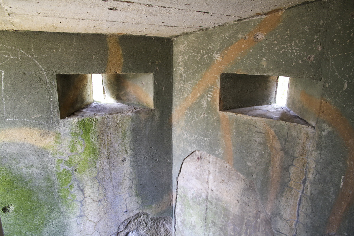 Ligne Maginot - F2B - GRUNDVILLER 5 - (Blockhaus pour arme infanterie) - Camouflage dans le couloir d'entrée. Les deux créneaux arrières