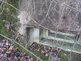 Ligne Maginot - FROHMUEHL SUD - (Blockhaus pour arme infanterie) - L'embrasure derrière le support du camouflage.