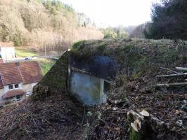 Ligne Maginot - FROHMUEHL OUEST - (Blockhaus pour arme infanterie) - La façade de tir vers le carrefour.