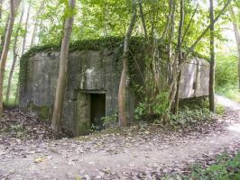 Ligne Maginot - HECKENWALD Sud (Blockhaus pour arme infanterie) - Vue cote arrière de l'entrée et du créneau non obturé