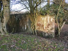 Ligne Maginot - AB29-C - BOIS DU CASTEL - (Blockhaus pour canon) - La façade avec l'entrée des hommes.