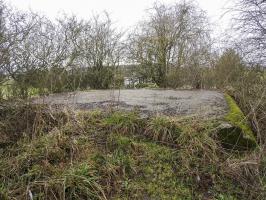 Ligne Maginot - BB25-B - WINDBERG - MAYA - (Blockhaus pour arme infanterie) - La dalle supérieur du blockhaus.
Hormis la façade arrière il est remblayé.