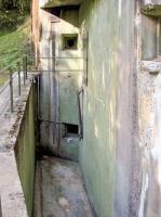 Ligne Maginot - BICHEL SUD - X19 - (Abri) - Le fossé diamant
Noter le créneau de défense du fossé