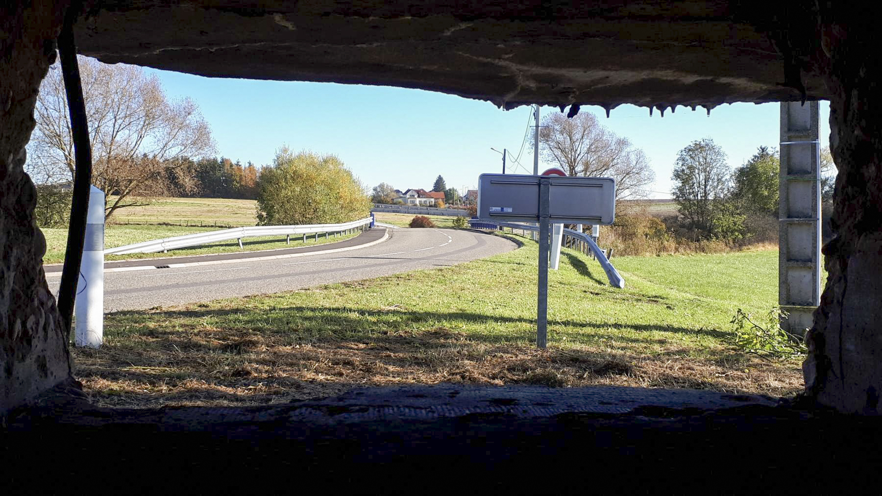 Ligne Maginot - R117 - REMERING - (Blockhaus pour arme infanterie) - Vue depuis le créneau frontal couvrant le pont du Mutterbach