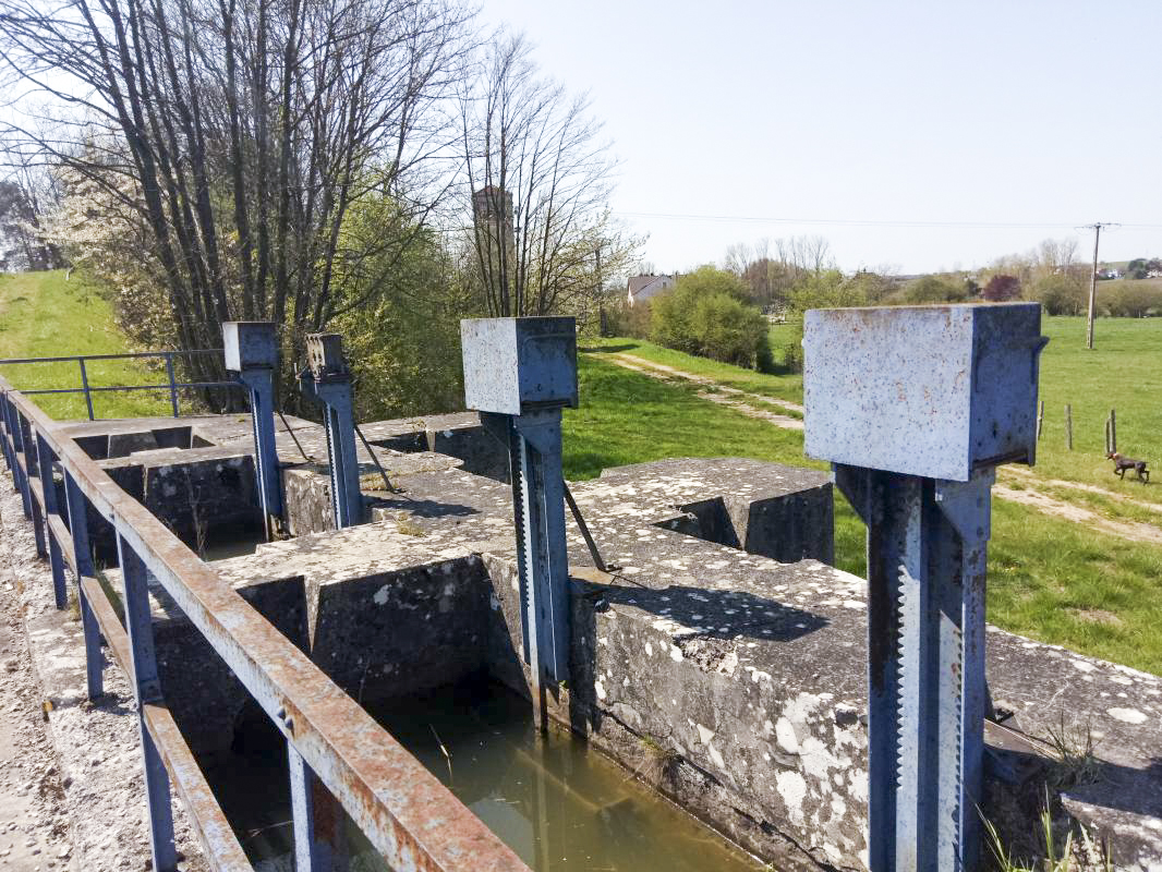 Ligne Maginot - DIGUE DE SARRALBE (VANNES DE VIDANGE) - (Inondation défensive) - Les commandes de vanne