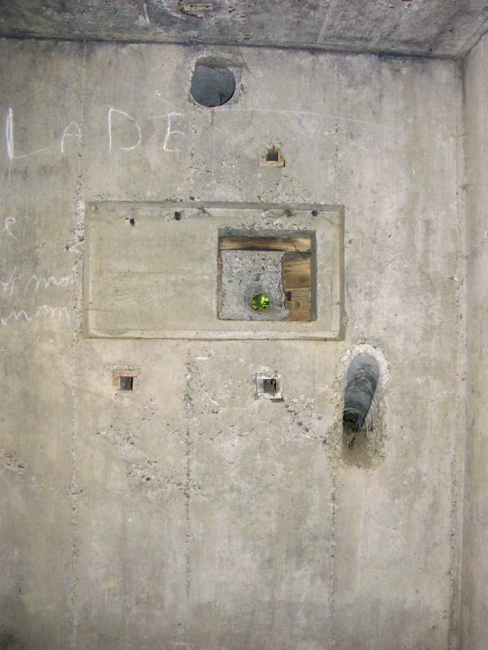 Ligne Maginot - HECKENWALD Sud (Blockhaus pour arme infanterie) - Le créneau obturé et le départ du  cable électrique