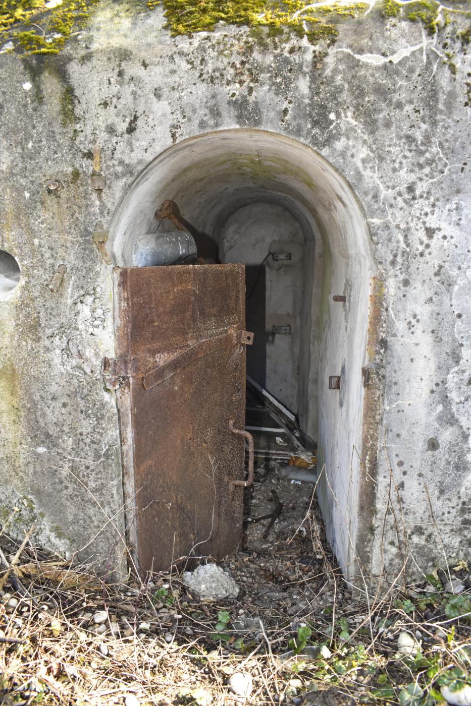 Ligne Maginot - ECLUSE D'HIRTZFELDEN CENTRE - (Blockhaus pour arme infanterie) - La porte du blockhaus et le début de la gaine de ventilation.