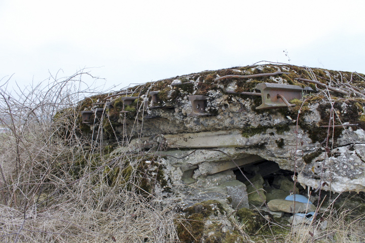 Ligne Maginot - COTE 321 - (Observatoire d'infanterie) - Façade  Est
Les rails de chemin de fer servant de coffrage perdu