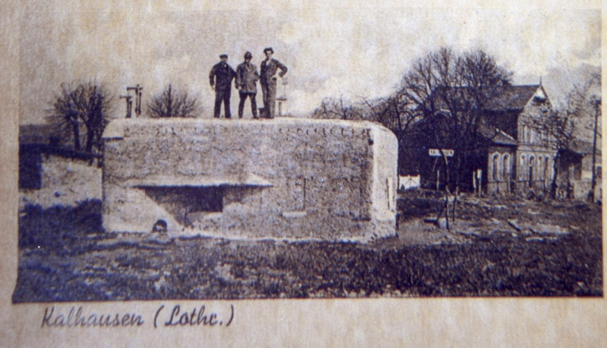 Ligne Maginot - GARE DE KALHAUSEN 2 - (Blockhaus pour arme infanterie) - La gare est visible à l'arrière plan de la photo