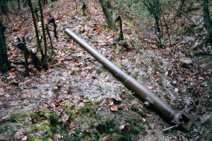 Ligne Maginot - AB36 - (Blockhaus pour canon) - Le tube de 47 en dehors de la casemate (1979)