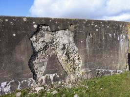 Ligne Maginot - AB337 - EART - (Blockhaus pour canon) - Le revêtement qui se détache révèle un béton de mauvaise qualité.