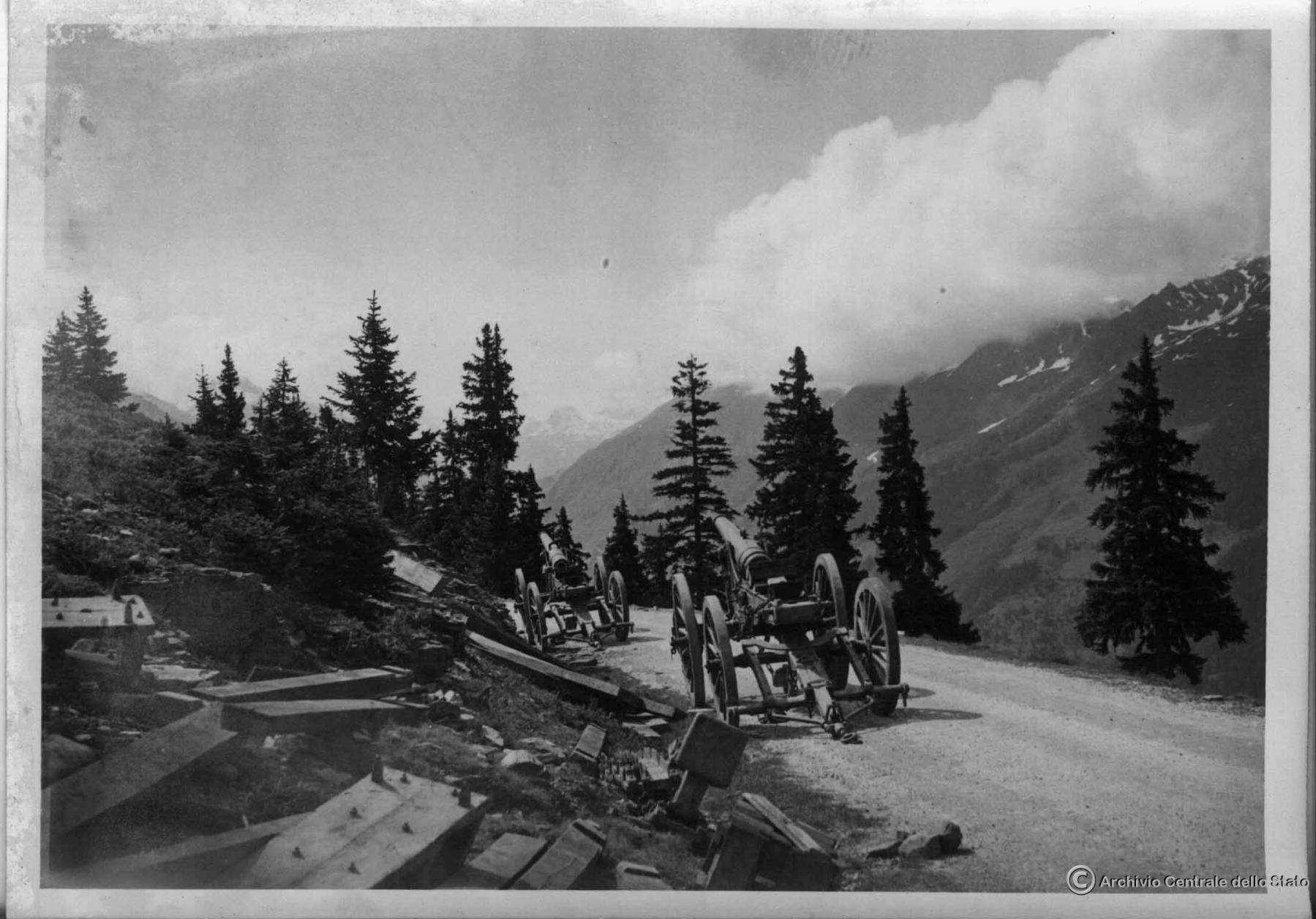 Ligne Maginot - 164° RAP - Pièce de 120 L mod 1878 de Bange - Pièce de 120 L mod 1878 de Bange appartenant à la 9° Bie du IV/164°RAP abandonnée sur la route du Mont-Cenis 
Photo prise par l'armée italienne