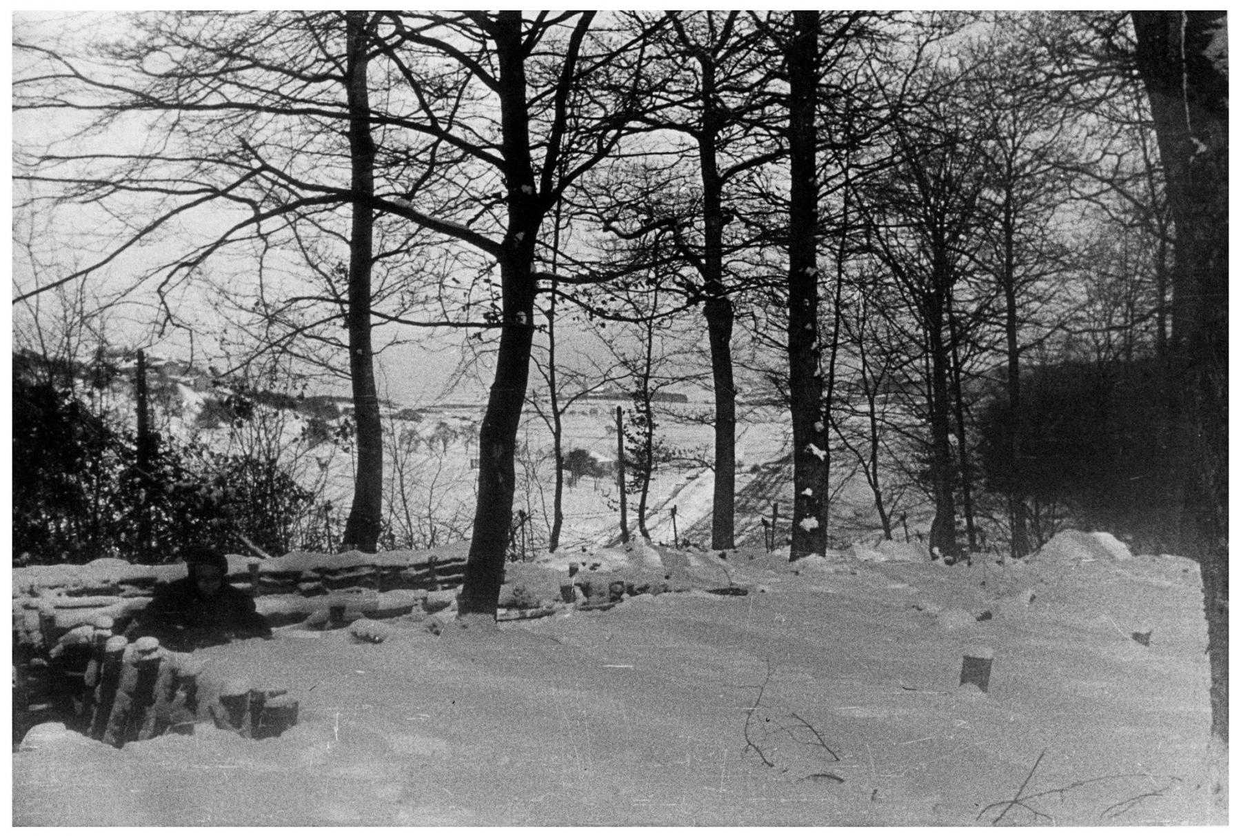 Ligne Maginot - CB241 - (Blockhaus pour arme infanterie) - Les alentours du blockhaus en 1939 - 1940.
Noter le ruisseau aménagé en fossé antichar et le réseau antipersonnel dans le ravin de Boust