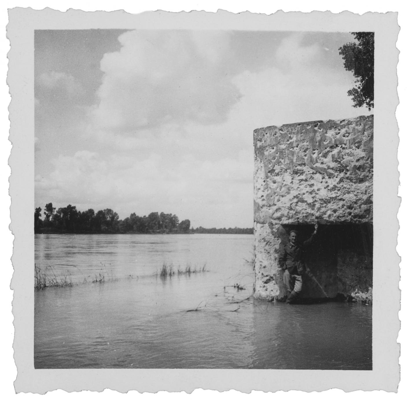 Ligne Maginot - FORT LOUIS OUEST - (Casemate d'infanterie - double) - La casemate les pieds dans l'eau lors d'une crue du Rhin
Le Lt Elchinger est visible sur la photo