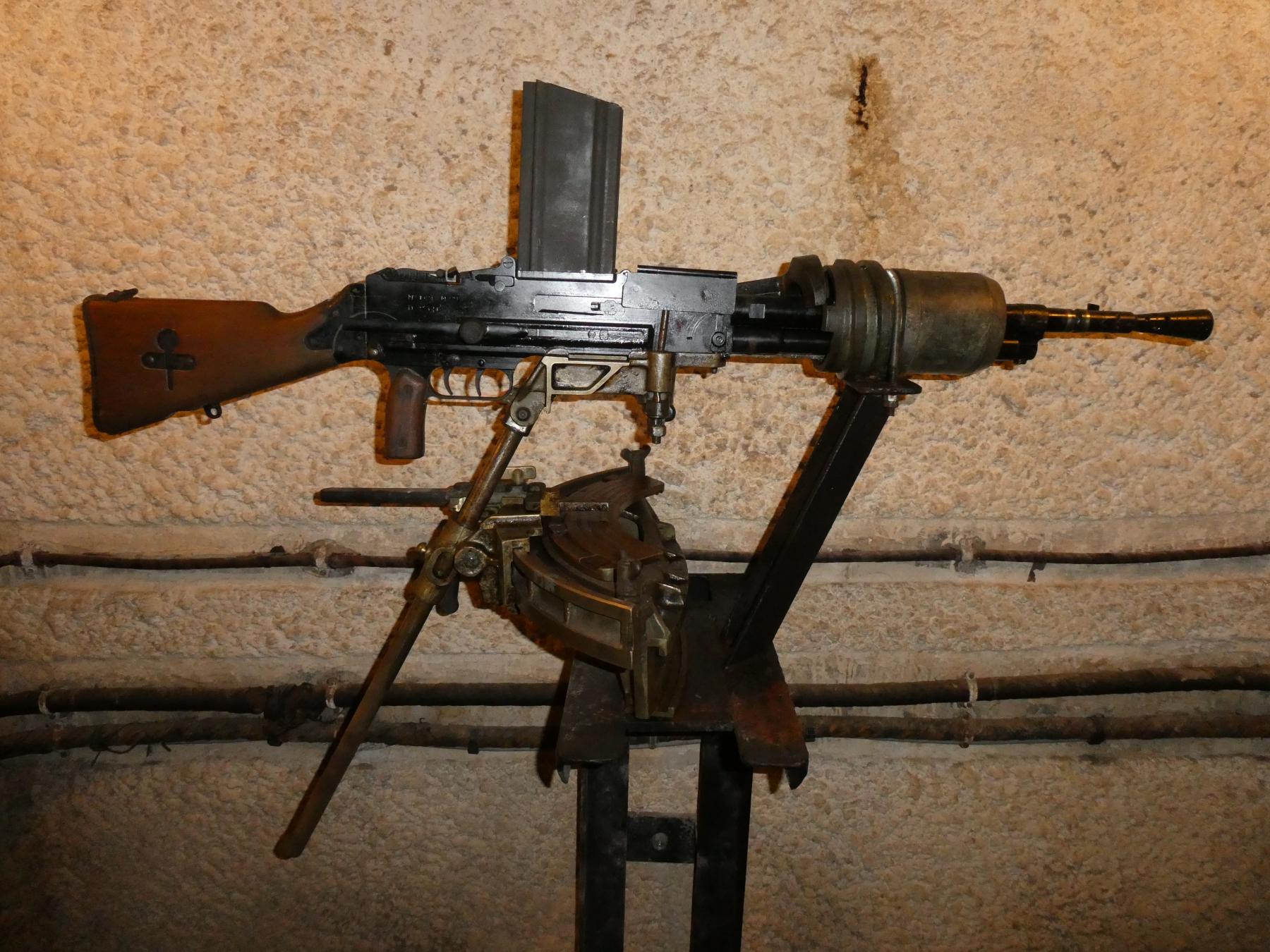 Ligne Maginot - Fusil mitrailleur modèle MAC 24/29 D - FM 24/29 équipé pour être monté sur un créneau FMB 40