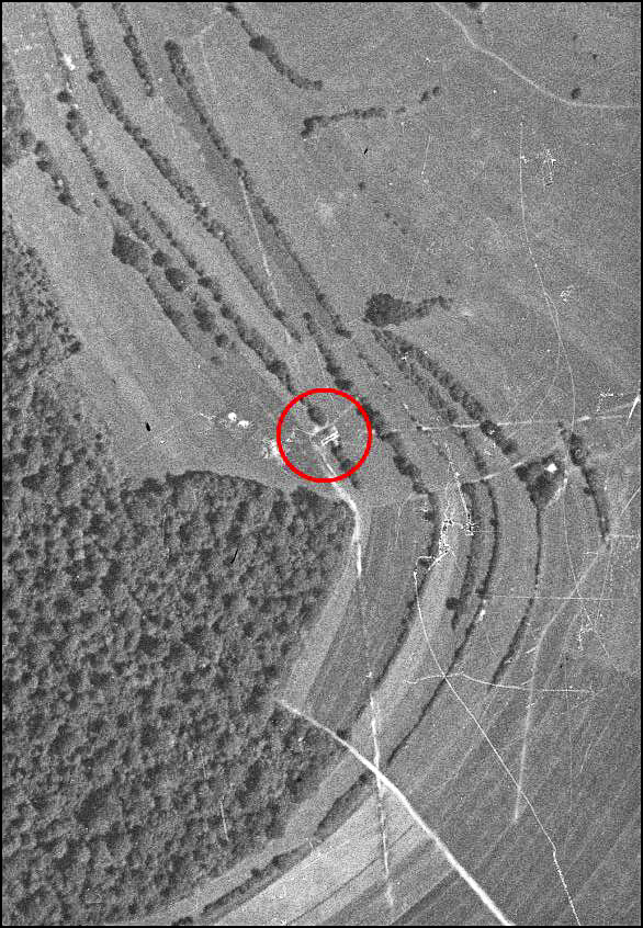 Ligne Maginot - X54 (Chambre de coupure - Avec central) - Le tracé des tranchées pour les câbles est visible sur la photo