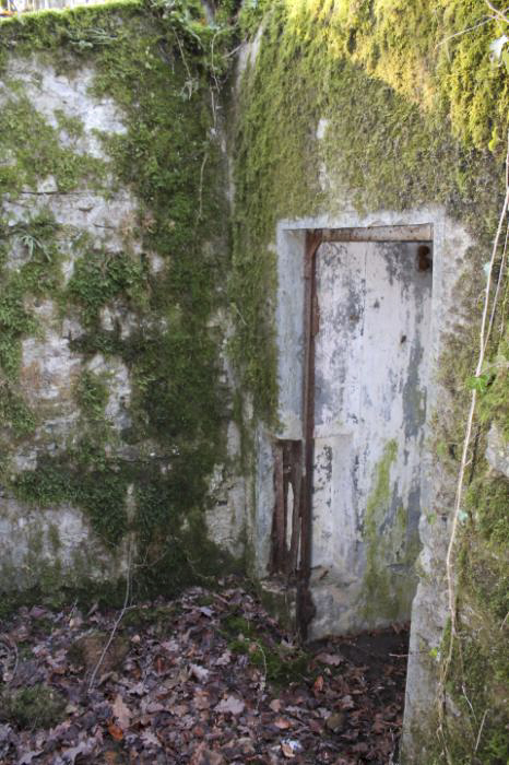 Ligne Maginot - Chambre de coupure X 54 - L'entrée
Le boitier de raccordement des lignes de campagne est visible dans le montant de la porte à gauche