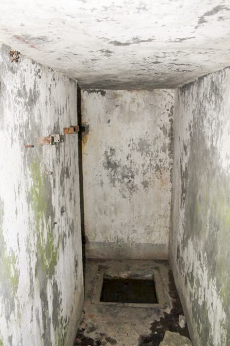 Ligne Maginot - Chambre de coupure X 54 - Couloir d'accès
Avec encore visibles les supports de fixation de boitiers pour lignes de campagne (en complément à celui installé dans le montant de la porte)