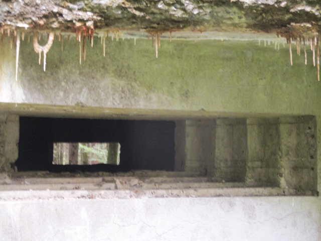 Ligne Maginot - A6 - LA CROUPE - (Blockhaus pour canon) - Gros plan sur le créneau dépourvu de sa trémie cuirassée