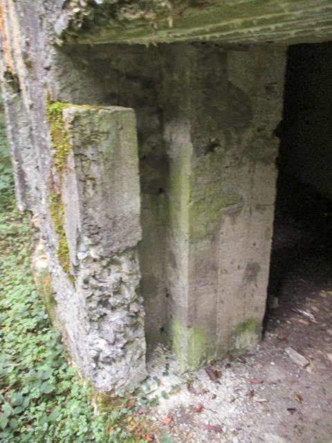 Ligne Maginot - A6 - LA CROUPE - (Blockhaus pour canon) - Porte d'entrée
Aperçu de l'épaisseur du mur, et de la rainure d'obturation par rails.