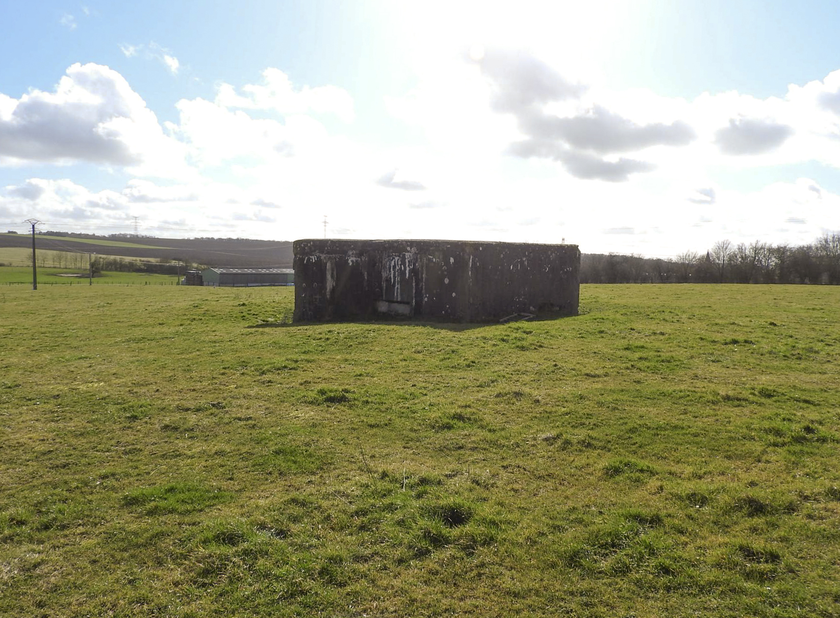 Ligne Maginot - AB337 - EART - (Blockhaus pour canon) - Le blockhaus se trouve dans les pâturages.