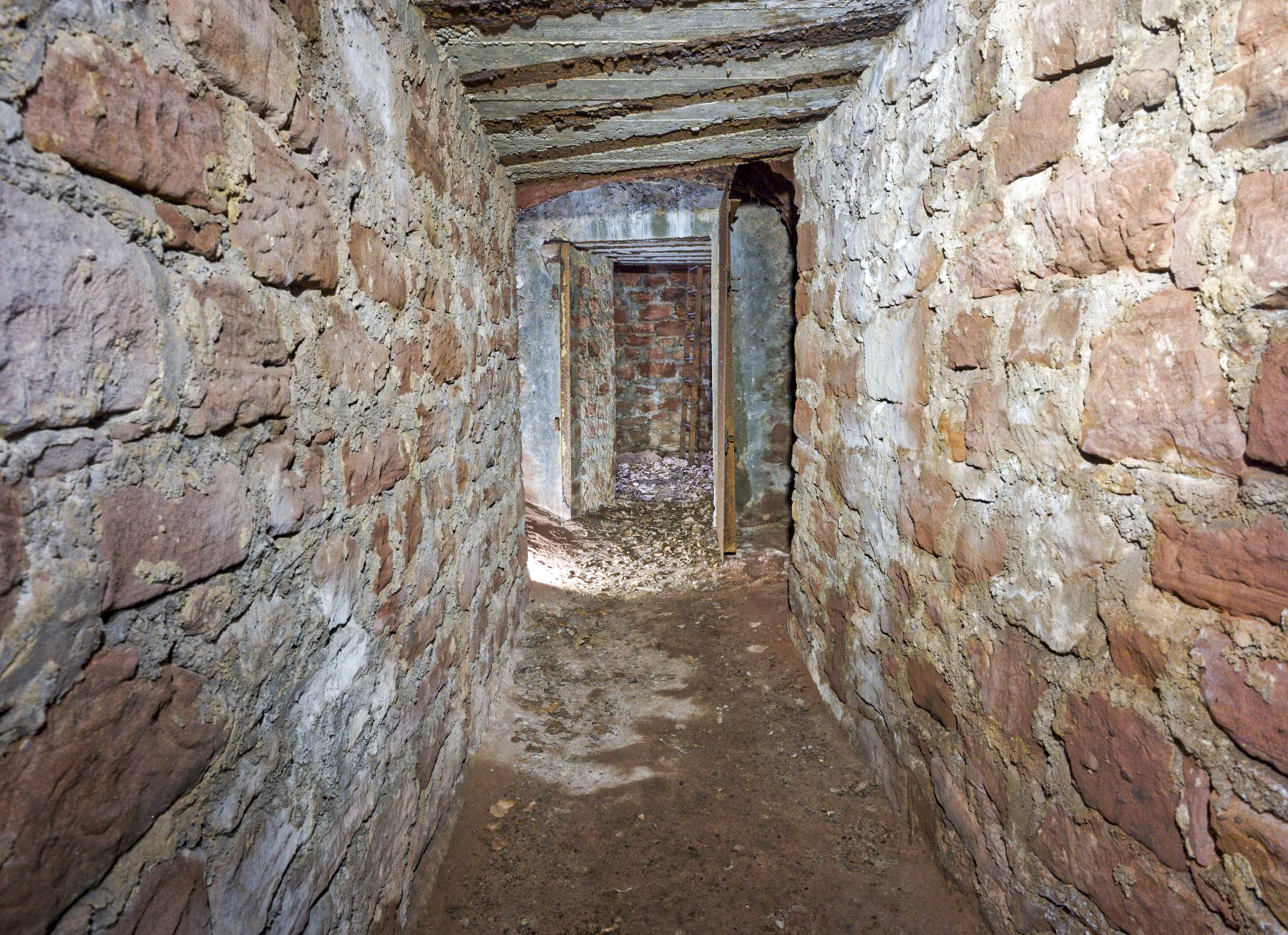 Ligne Maginot - BIESENBERG - OBS AVANCé - (Observatoire d'artillerie) - Extrémité de la galerie principale maçonnée et renforcée
Au fond, l'entrée de l'observatoire