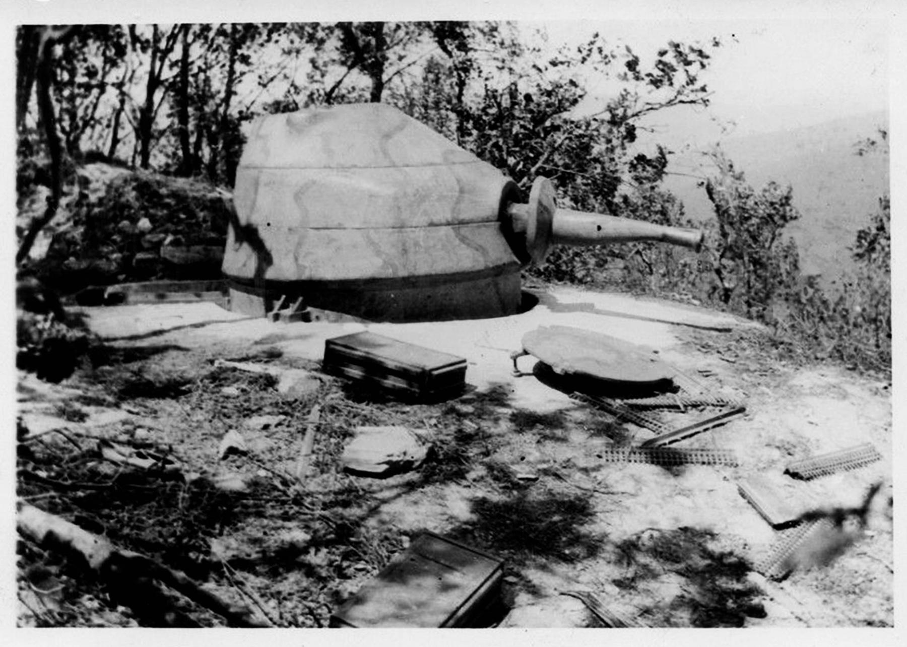 Ligne Maginot - Tourelle démontable pour mitrailleuse mle 35/37 - Une tourelle en place dans sa cuve bétonnée
La trappe et des munitions sont éparpillés à proximité
Identification non connue