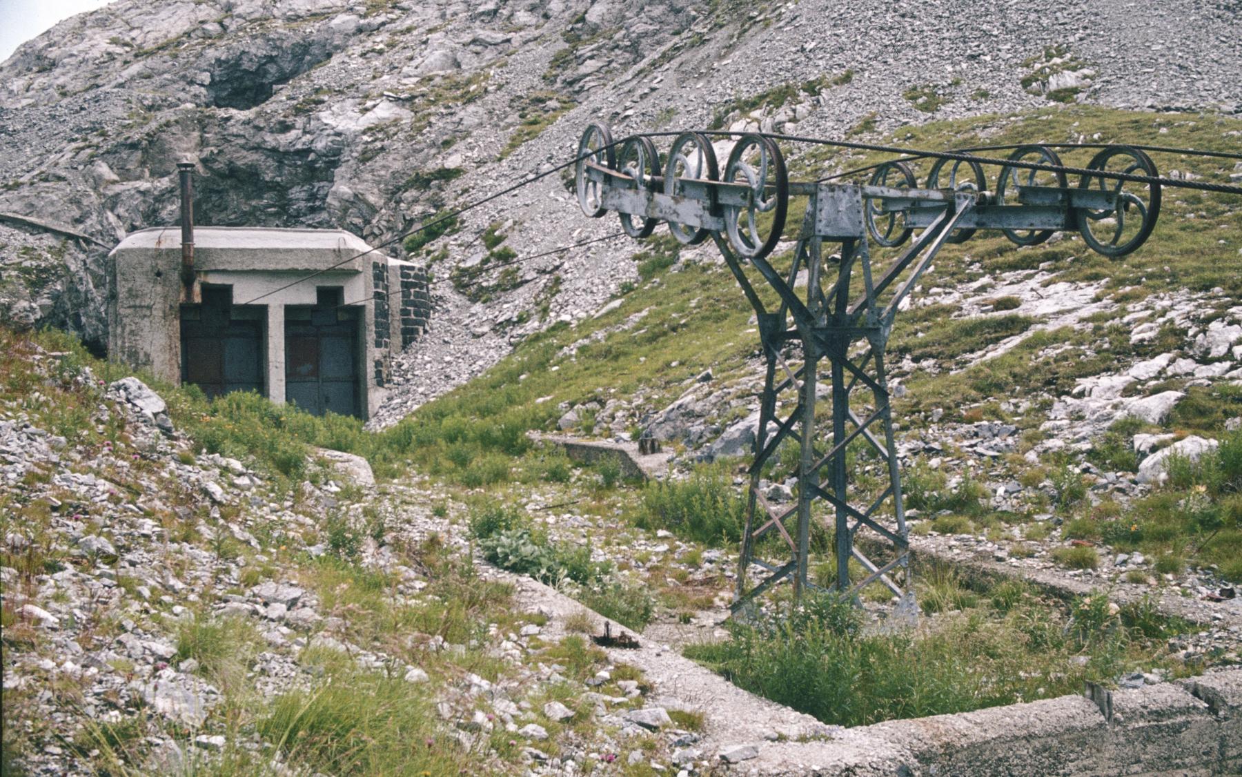 Ligne Maginot - PAS DU ROC - (Ouvrage d'artillerie) - Station haute du téléphérique 
L'entrée munitions de l'ouvrage et le pylône n°8
Le câble du téléphérique est toujours en place