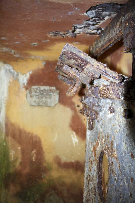 Ligne Maginot - AB36 - (Blockhaus pour canon) - Détail du créneau (ventilation ?) de la porte d'accés et camouflage